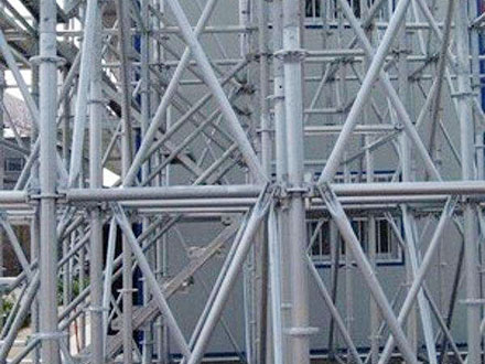 用盤(pán)扣式腳手架搭建落地架及外腳手架的施工方案(圖1) 用盤(pán)扣式腳手架搭建落地架及外腳手架的施工方案(圖1)